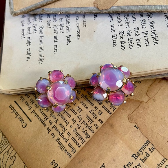 SOLD-Vintage Hattie Carnegie two tone pink Givré glass clip on earrings - Picture 5 of 14